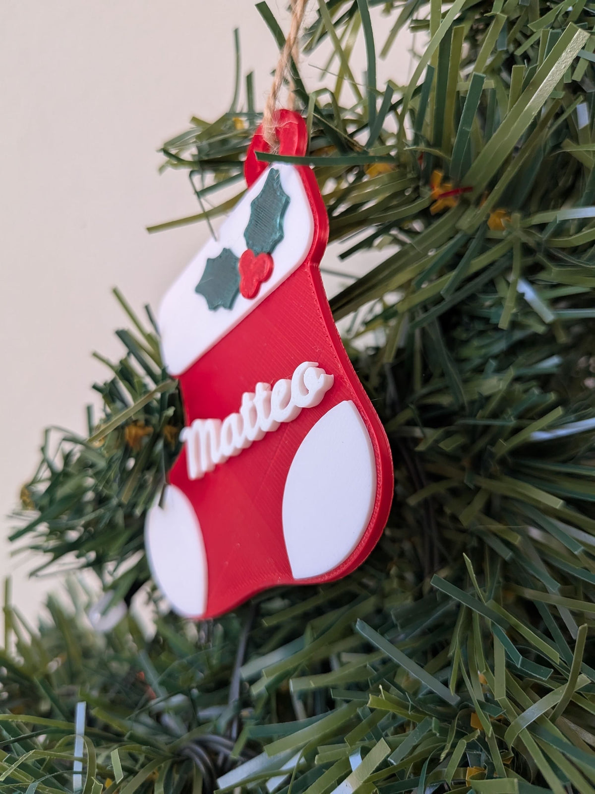 Vue de côté d'une chaussette de Noël personnalisée avec prénom Matteo en relief, montrant les différentes épaisseurs de l'impression 3D.