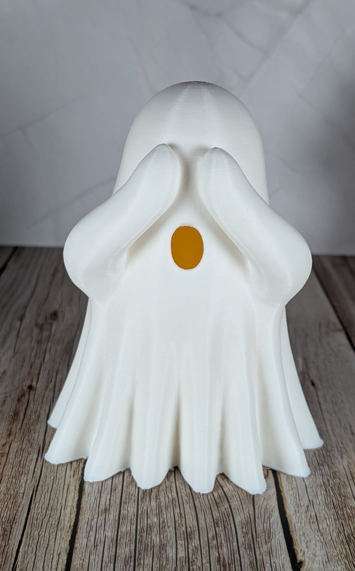 Fantôme décoratif blanc ne rien dire avec les mains devant la bouche
