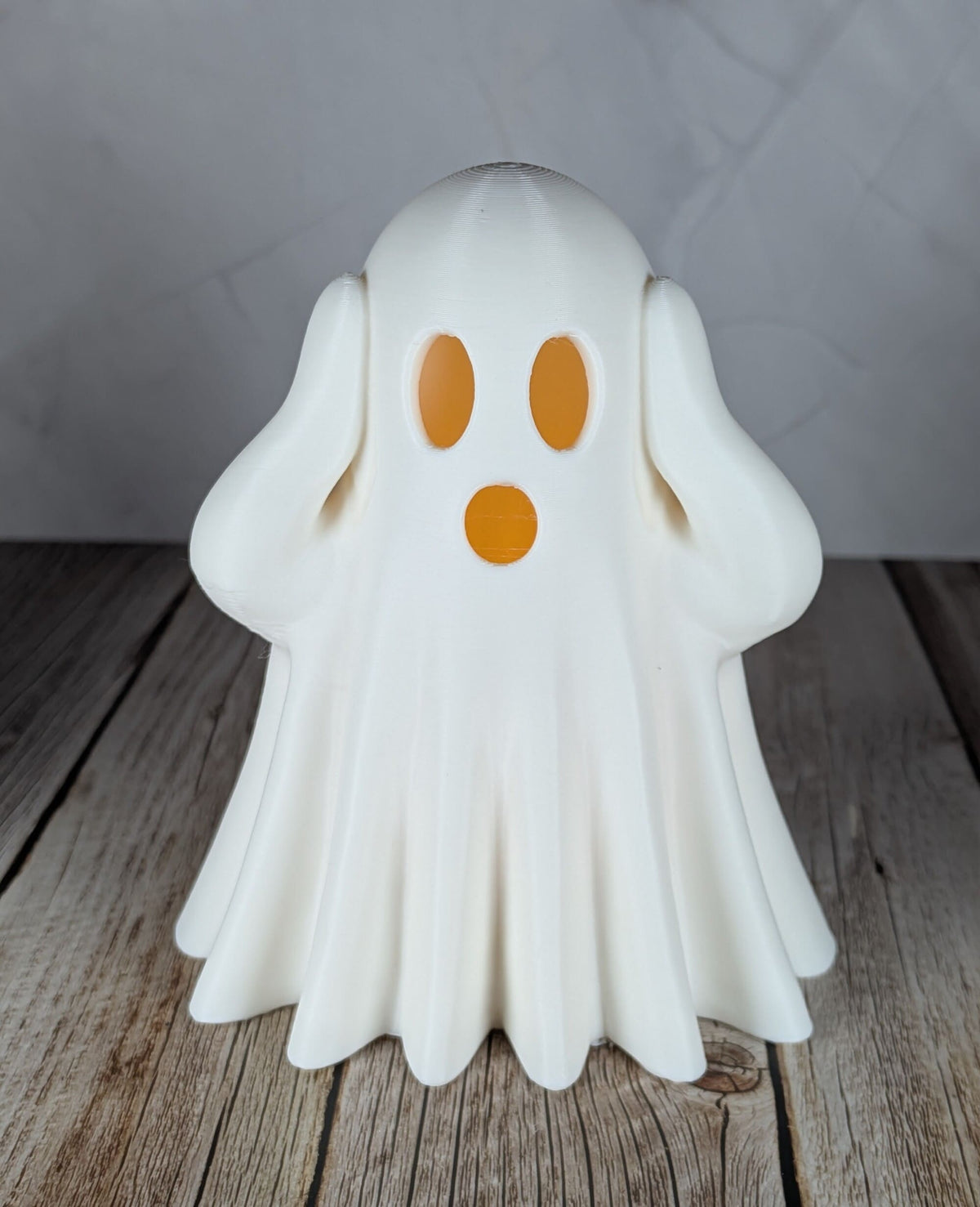 Fantôme décoratif blanc ne rien entendre avec les mains sur les oreilles