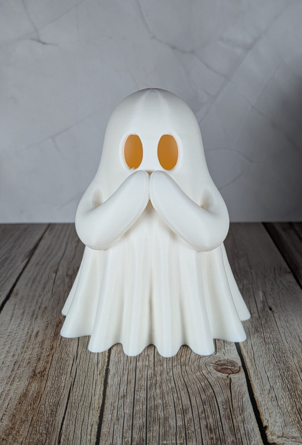 Fantôme décoratif blanc ne rien voir avec les mains devant les yeux