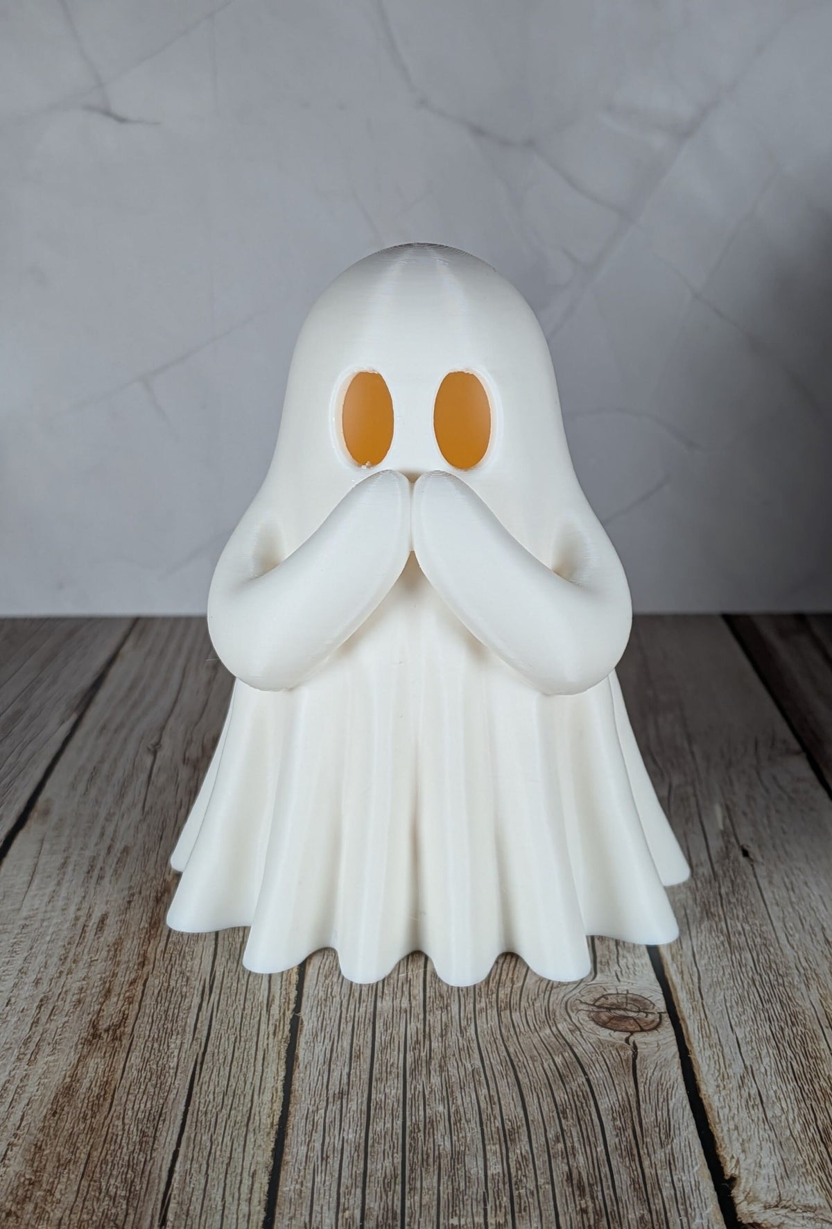 Fantôme décoratif blanc ne rien voir avec les mains devant les yeux