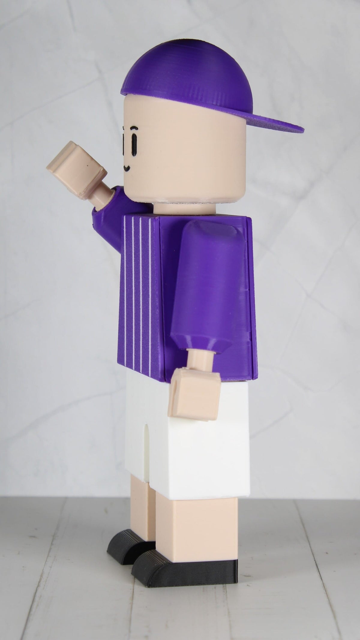 Figurine 3D personnalisable violette avec bras articulé