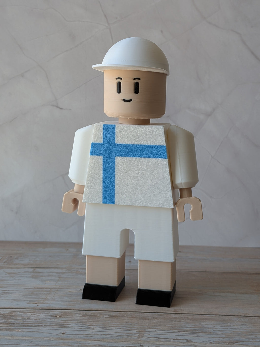 Figurine football personnalisée blanche et bleu ciel de 16 cm vue de face