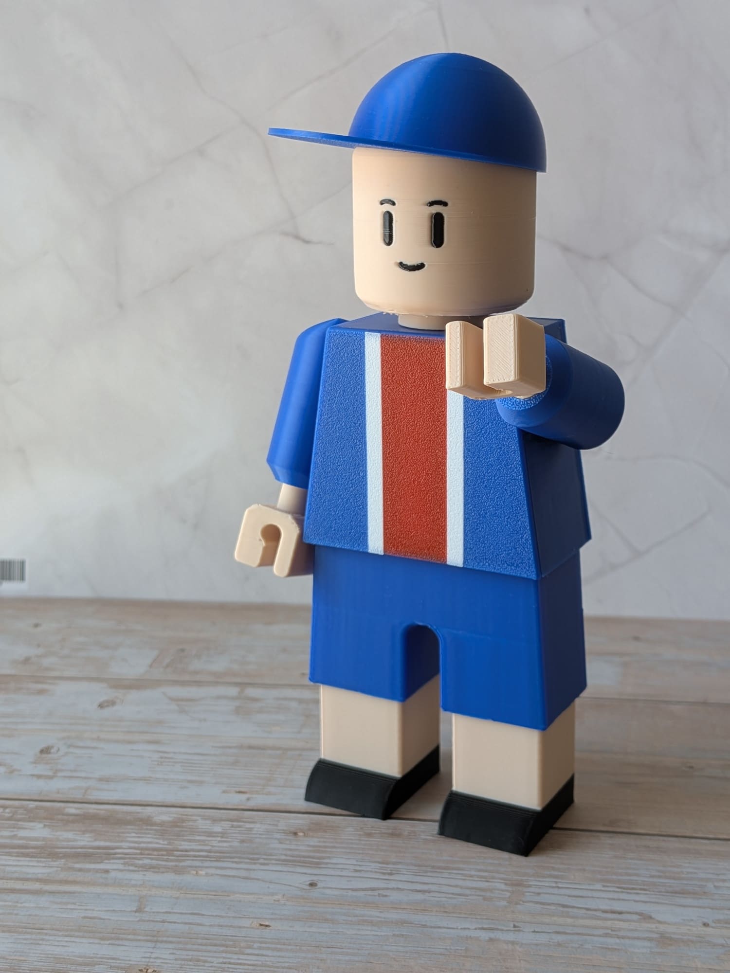 Figurine football aux couleurs de Paris avec bras mobile et casquette sur le côté