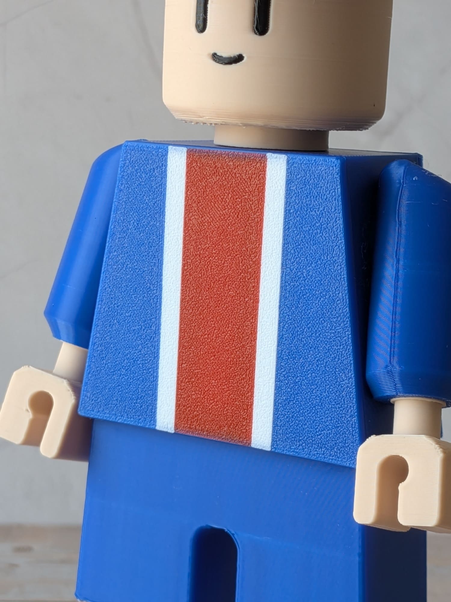 Détail de la tenue bleu rouge et blanc de la figurine football imprimée en 3D