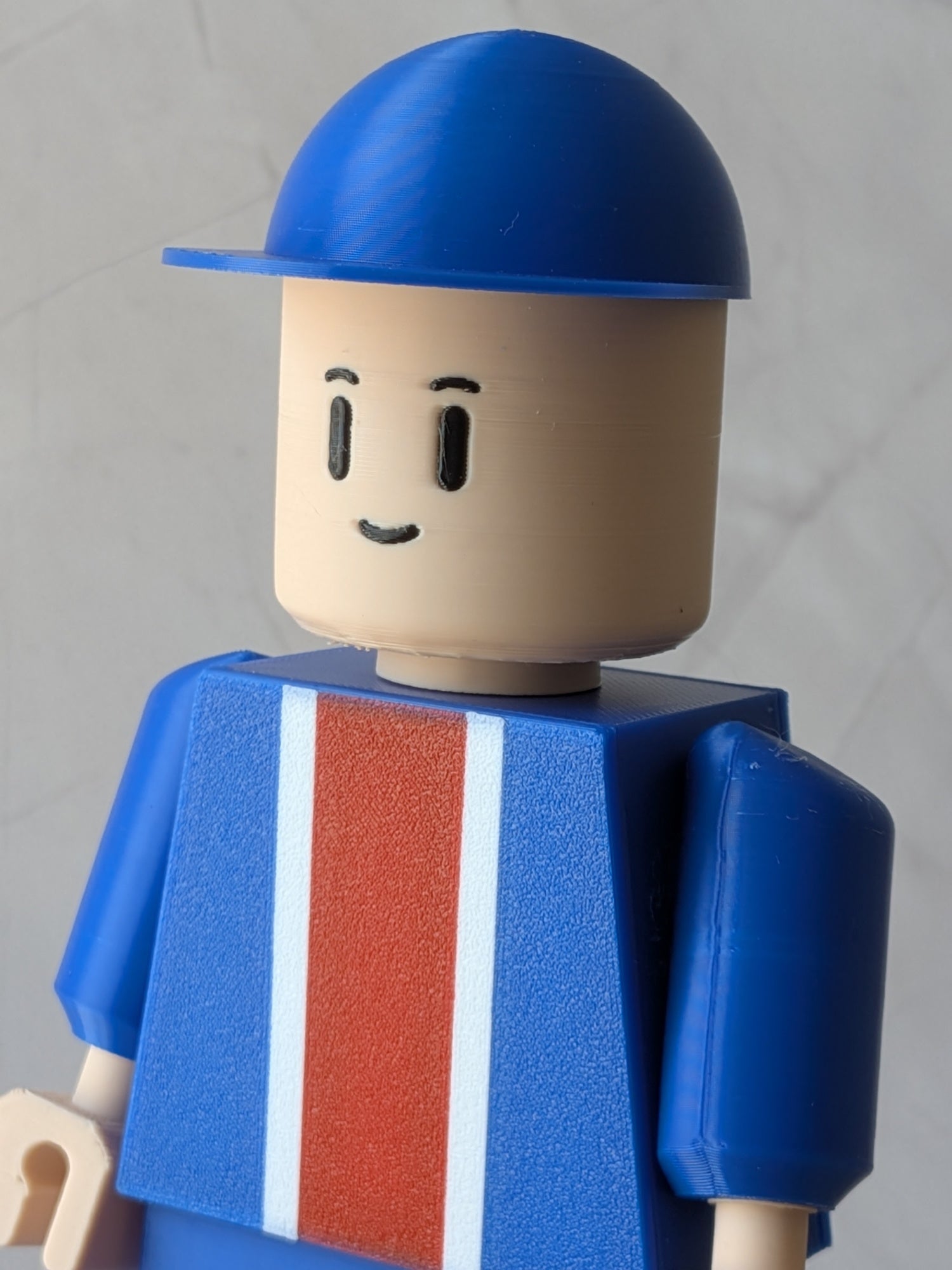 Détail du visage et de la casquette bleue de la figurine football Paris