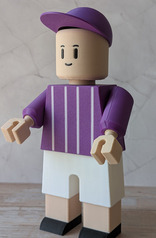 Figurine football aux couleurs de Toulouse avec bras mobiles et casquette sur le côté