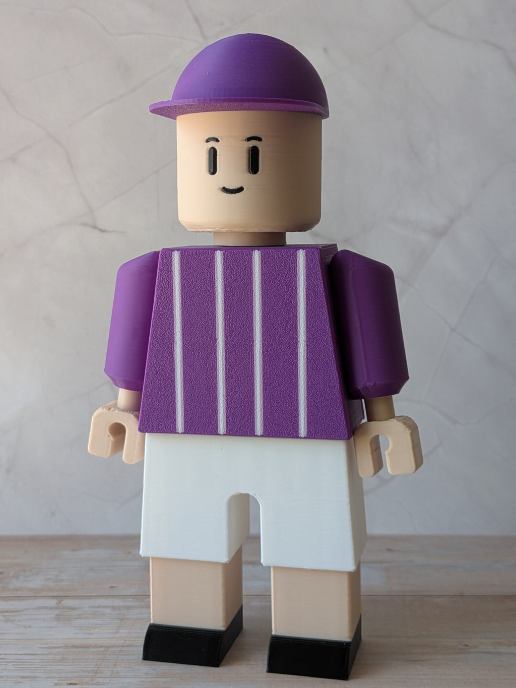 Figurine football personnalisable violette et blanche de 16 cm vue de face