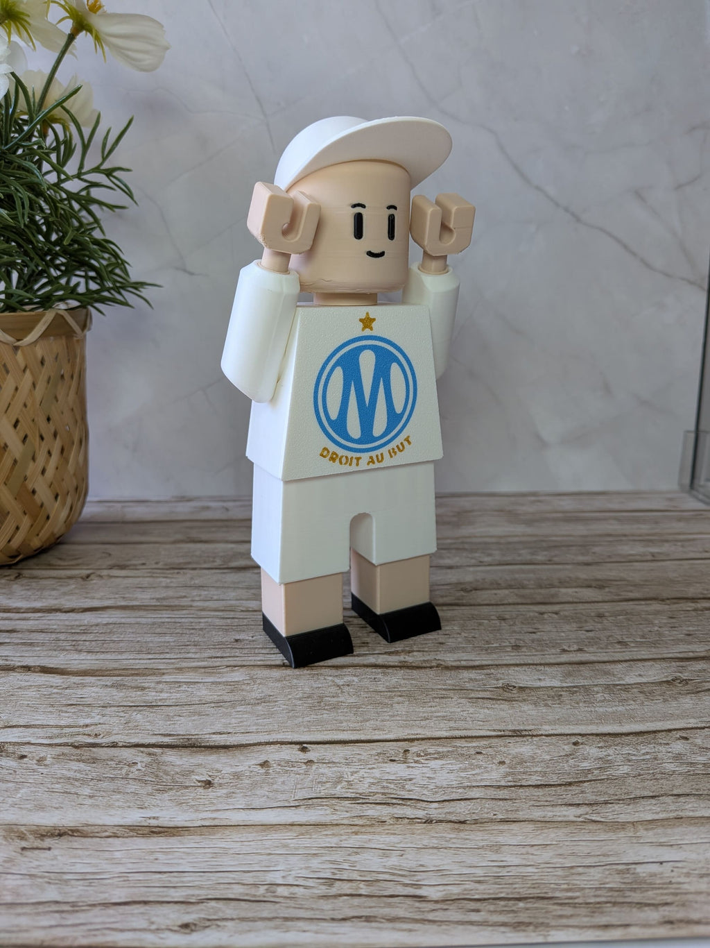 Figurine OM personnalisable avec bras articulés et casquette mobile