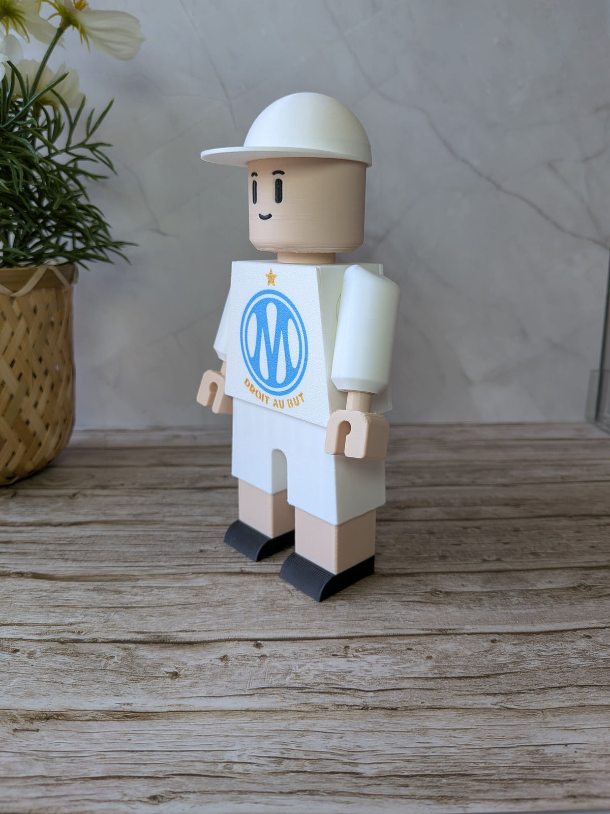 Figurine football personnalisable inspirée de l'OM vue de trois quarts