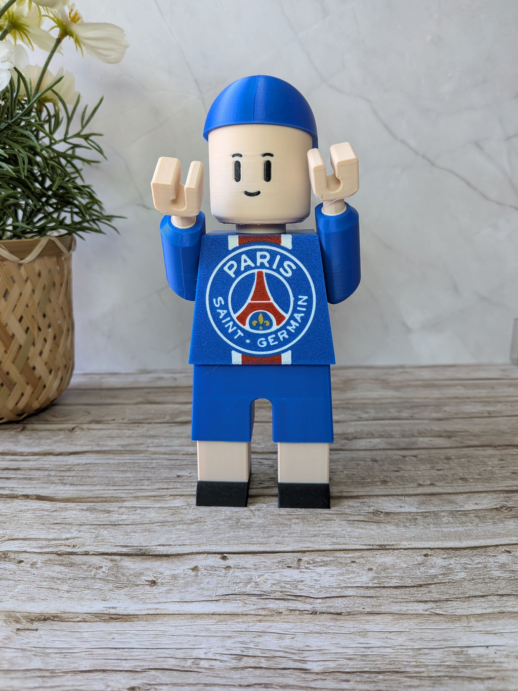Figurine PSG personnalisable avec bras articulés et casquette mobile