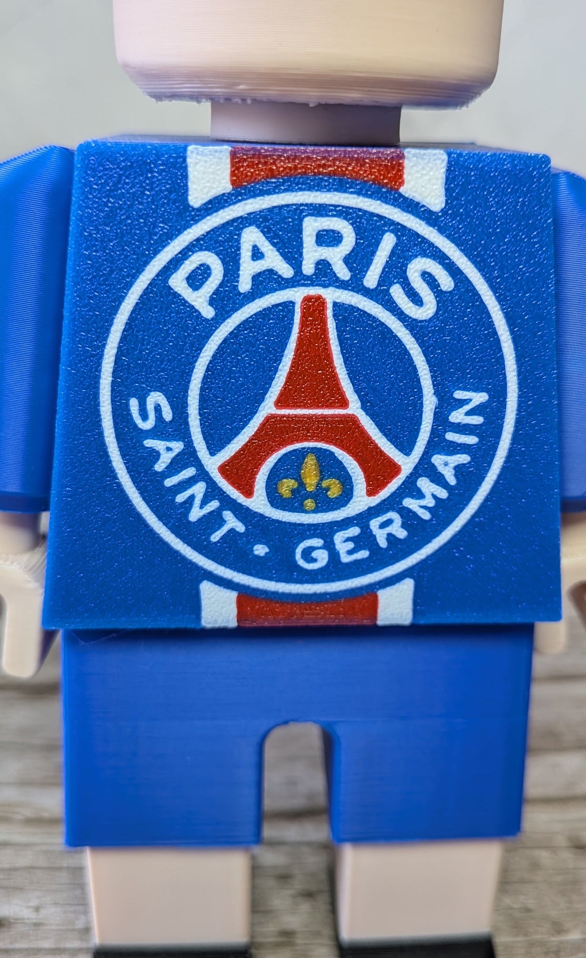 Détail du logo sur figurine inspirée du PSG imprimée en 3D