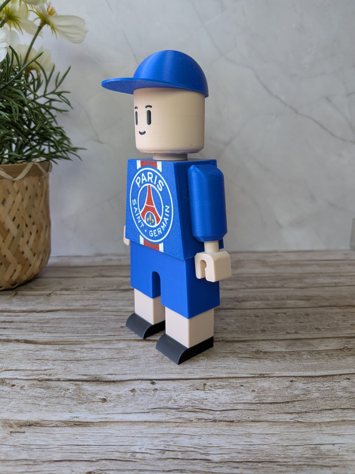 Figurine football personnalisable inspirée du PSG vue de trois quarts