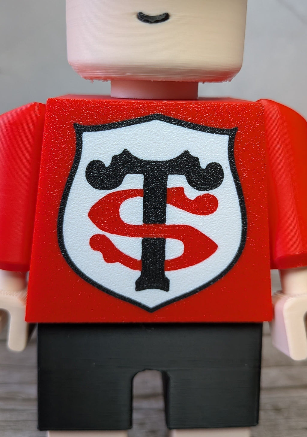 Détail du motif sur figurine inspirée du Stade Toulousain