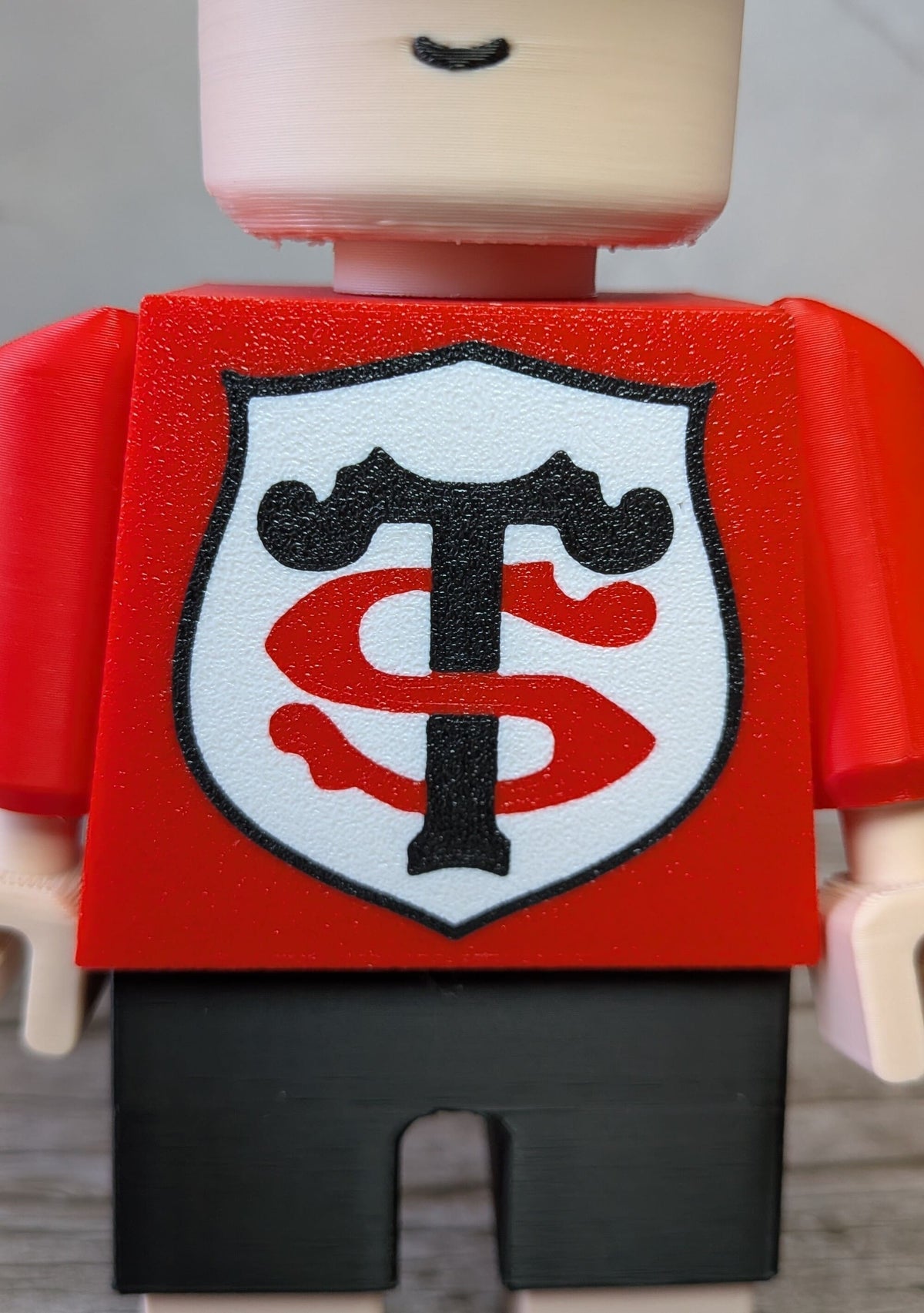 Détail du motif sur figurine inspirée du Stade Toulousain