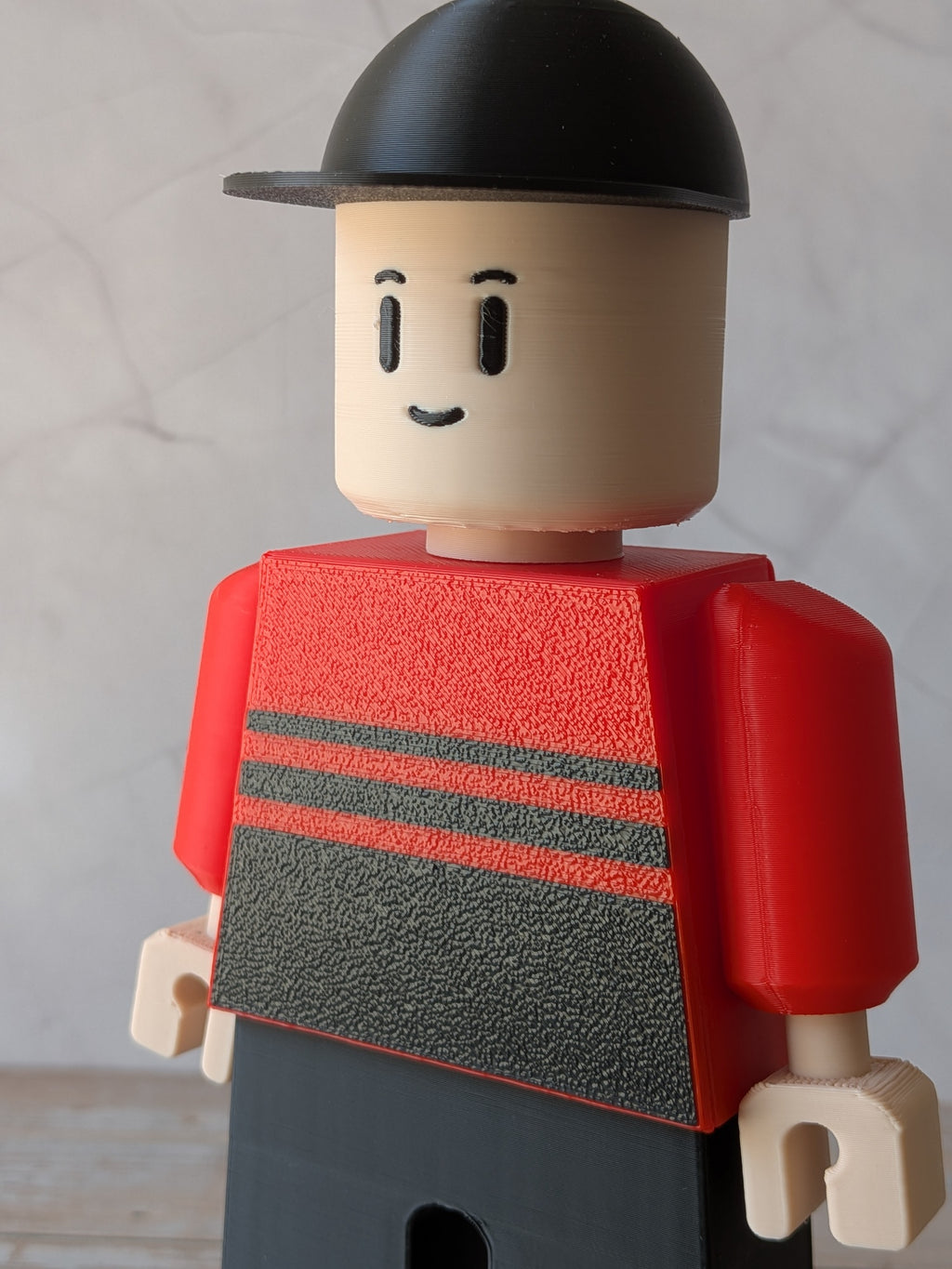 Figurine de supporter de rugby toulousain avec bras mobile et casquette noire