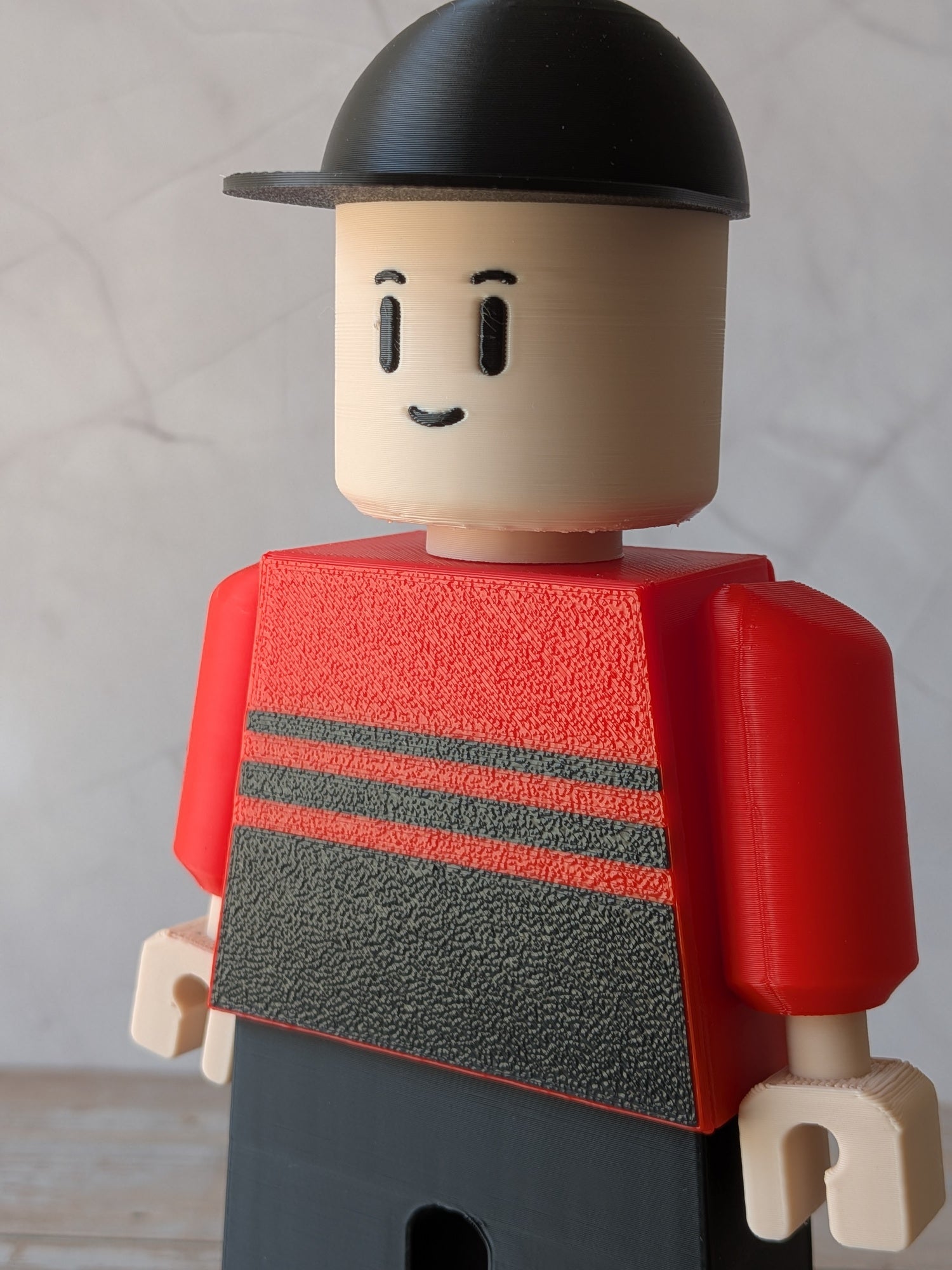 Figurine de supporter de rugby toulousain avec bras mobile et casquette noire