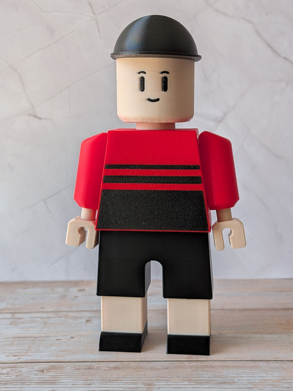 Figurine rugby personnalisable rouge et noire de 16 cm vue de face