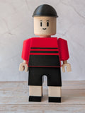Figurine rugby personnalisable rouge et noire de 16 cm vue de face