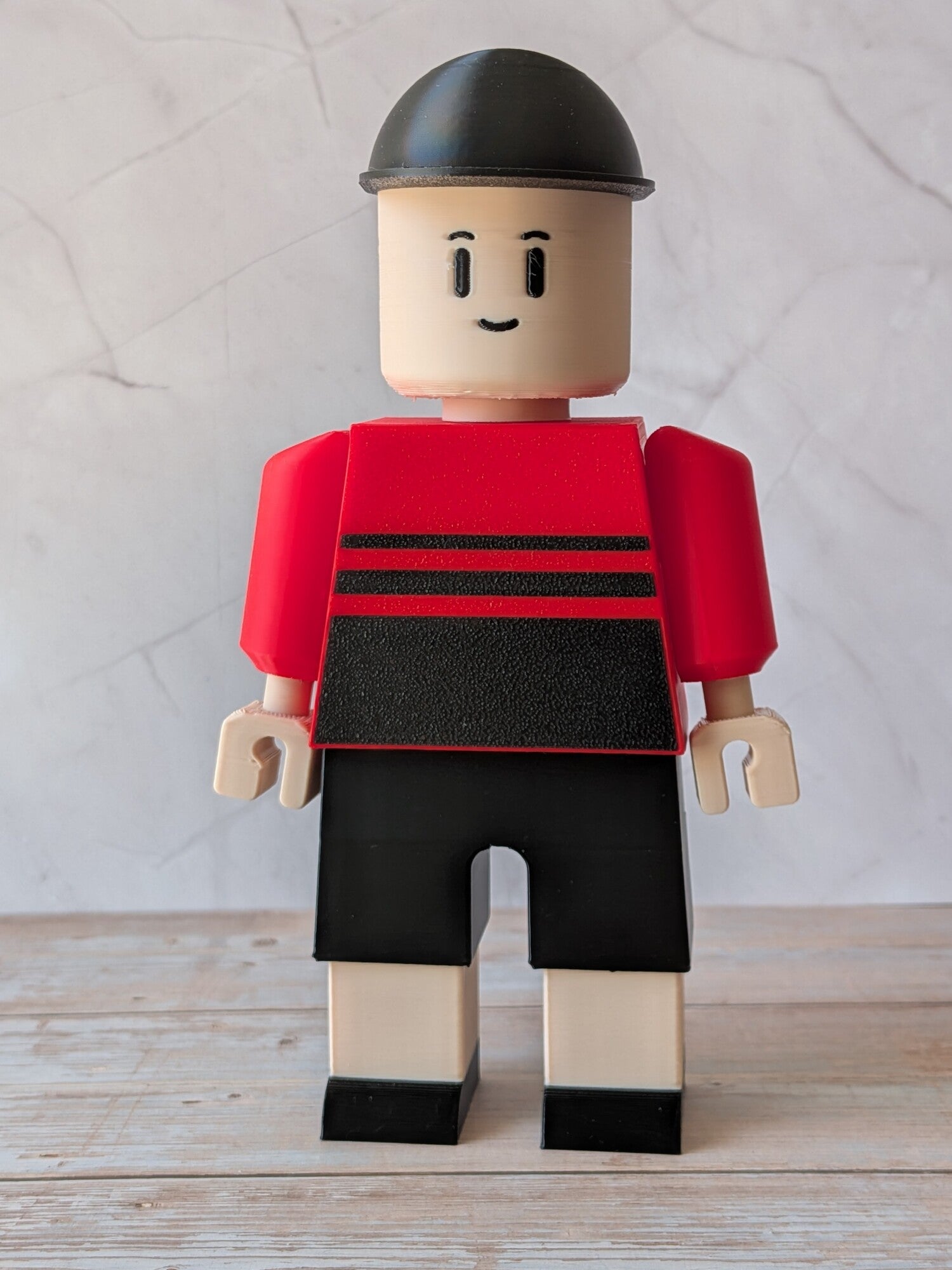 Figurine rugby personnalisable rouge et noire de 16 cm vue de face