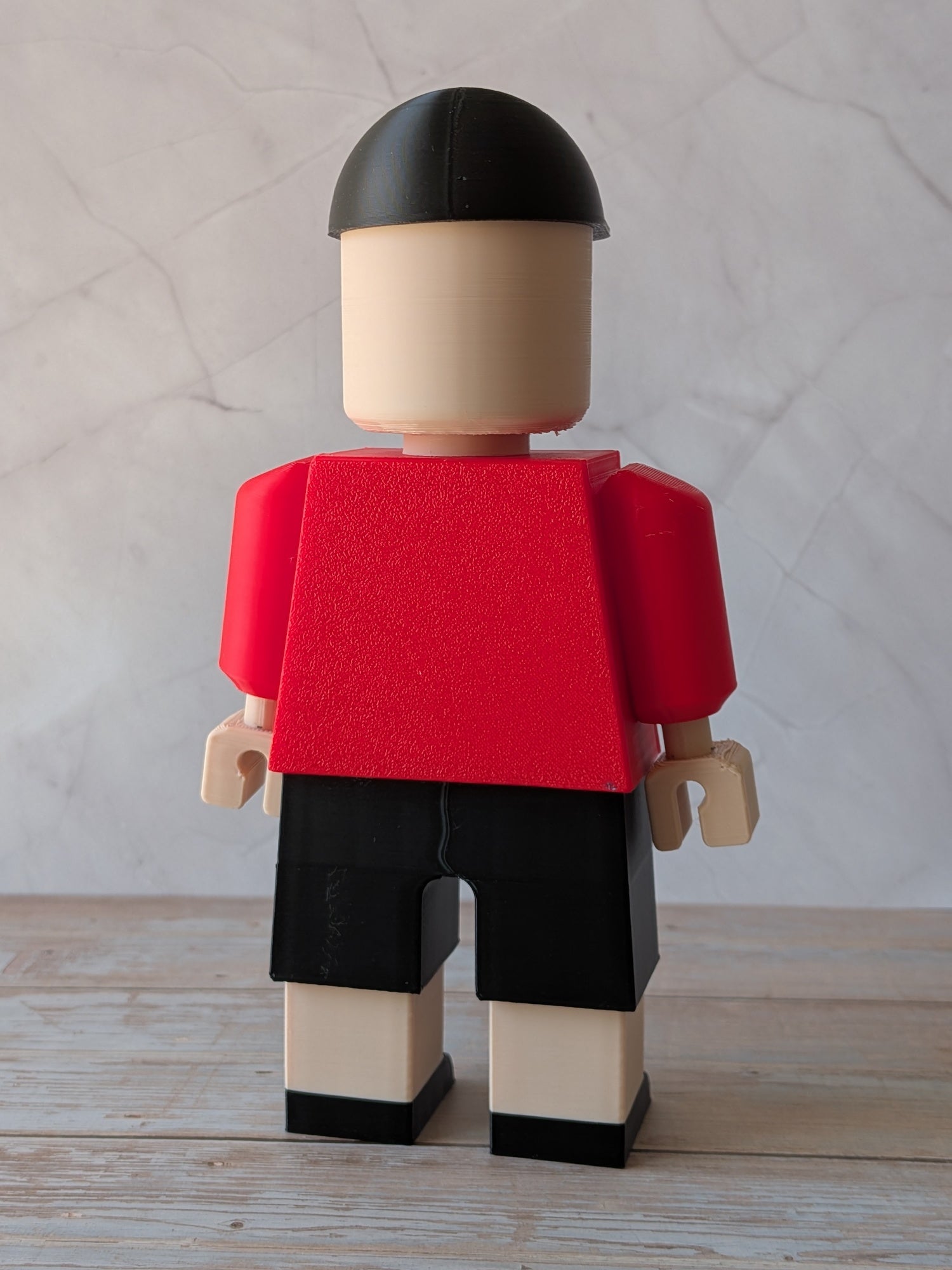Détail de la tenue rouge et noire de la figurine de rugby toulousain