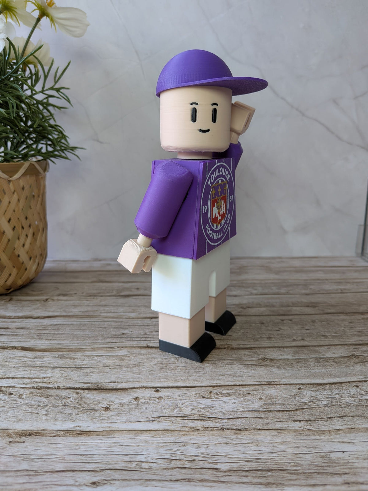 Figurine TFC personnalisable avec bras articulés et casquette mobile