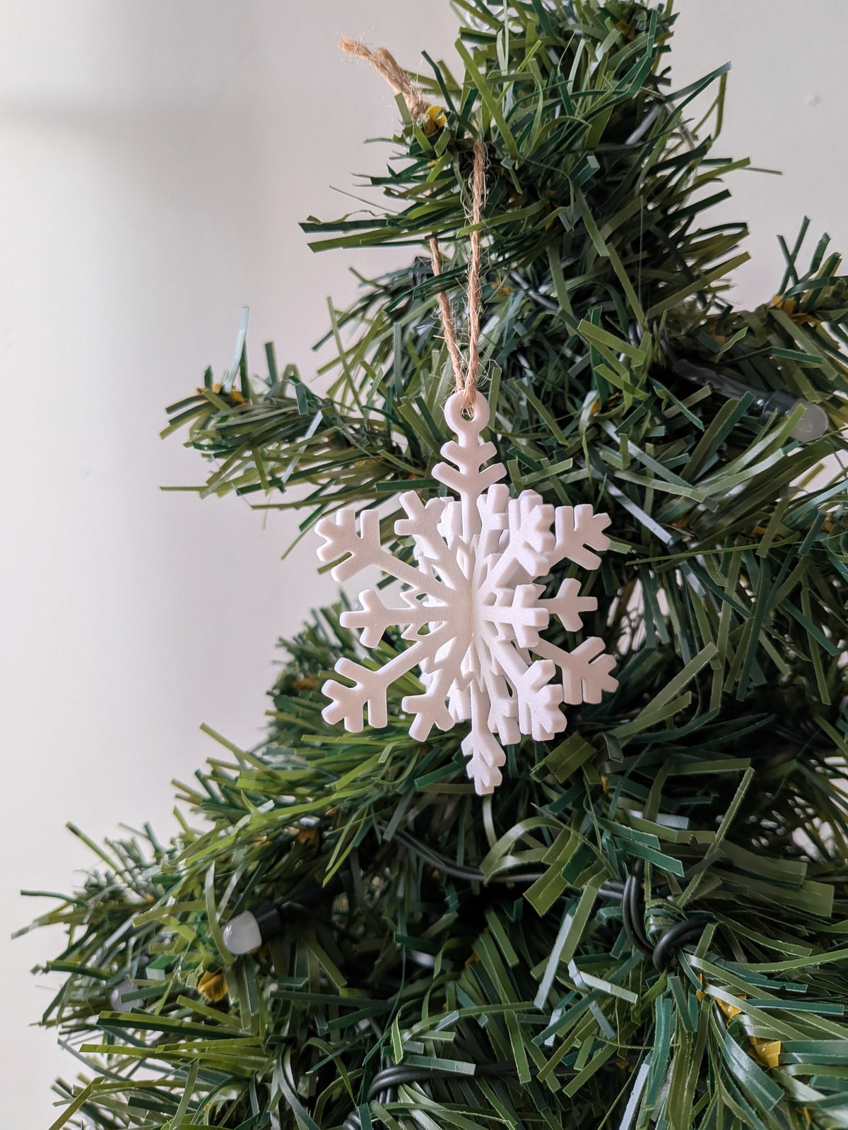 Décoration de sapin flocon de neige blanc imprimée en 3D