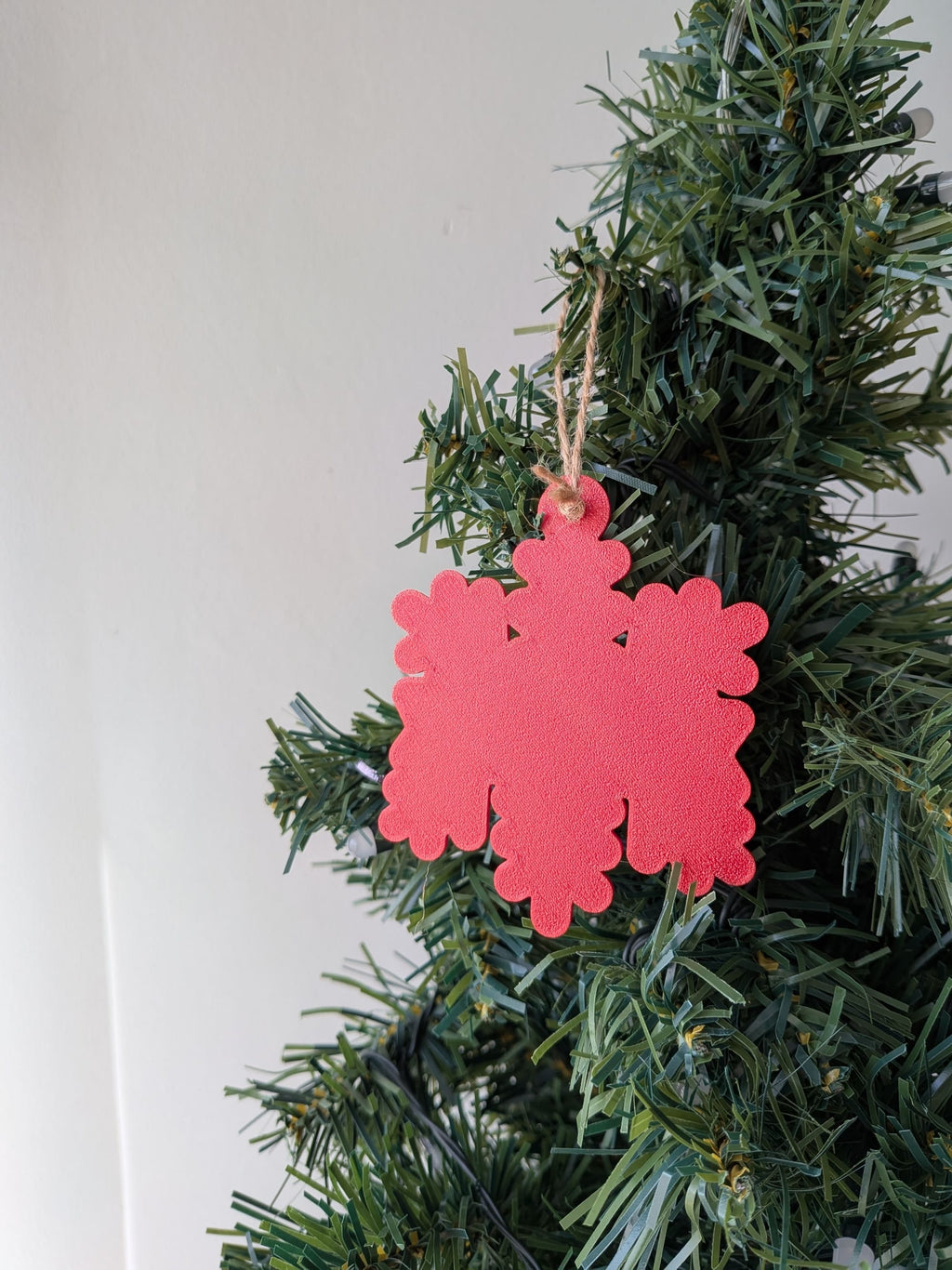 Vue arrière d'un flocon de Noël personnalisé imprimé en 3D, montrant sa base colorée.