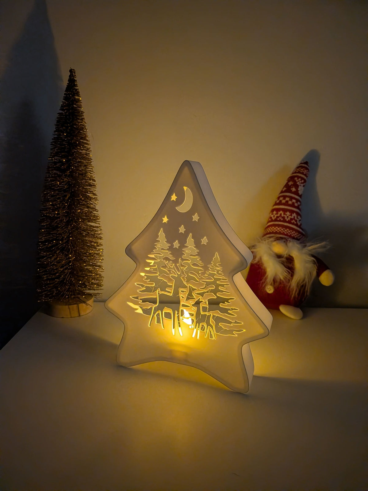 Lanterne LED de Noël blanche diffusant une lumière chaude