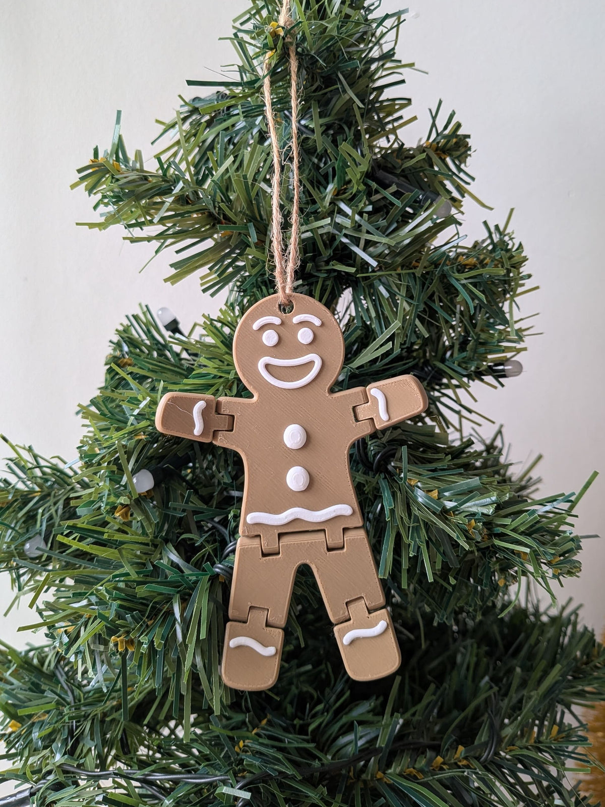 Ornement de Noël pain d'épice suspendu dans un sapin avec cordelette
