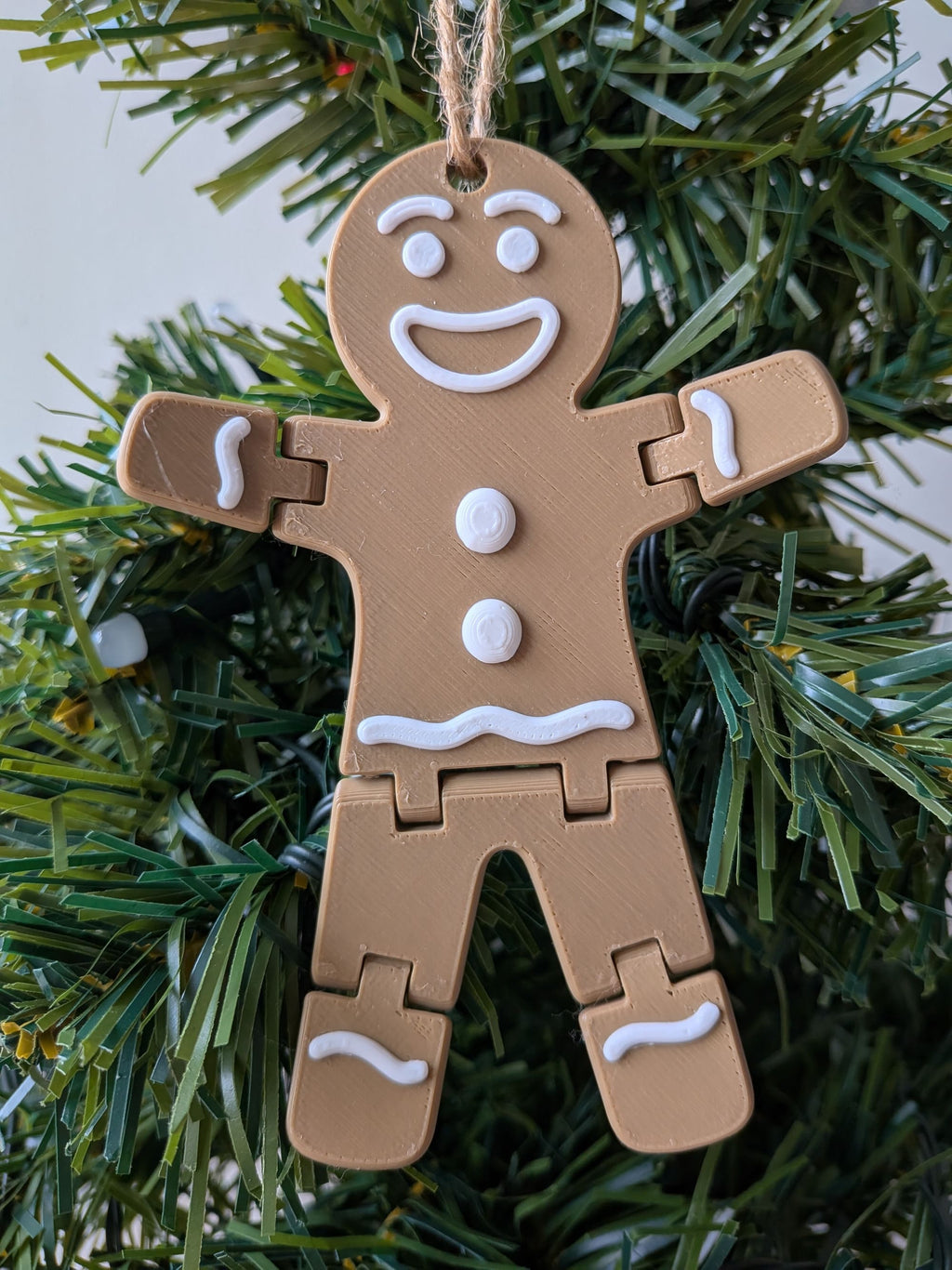 Gros plan sur un pain d'épice articulé imprimé en 3D pour décoration de Noël