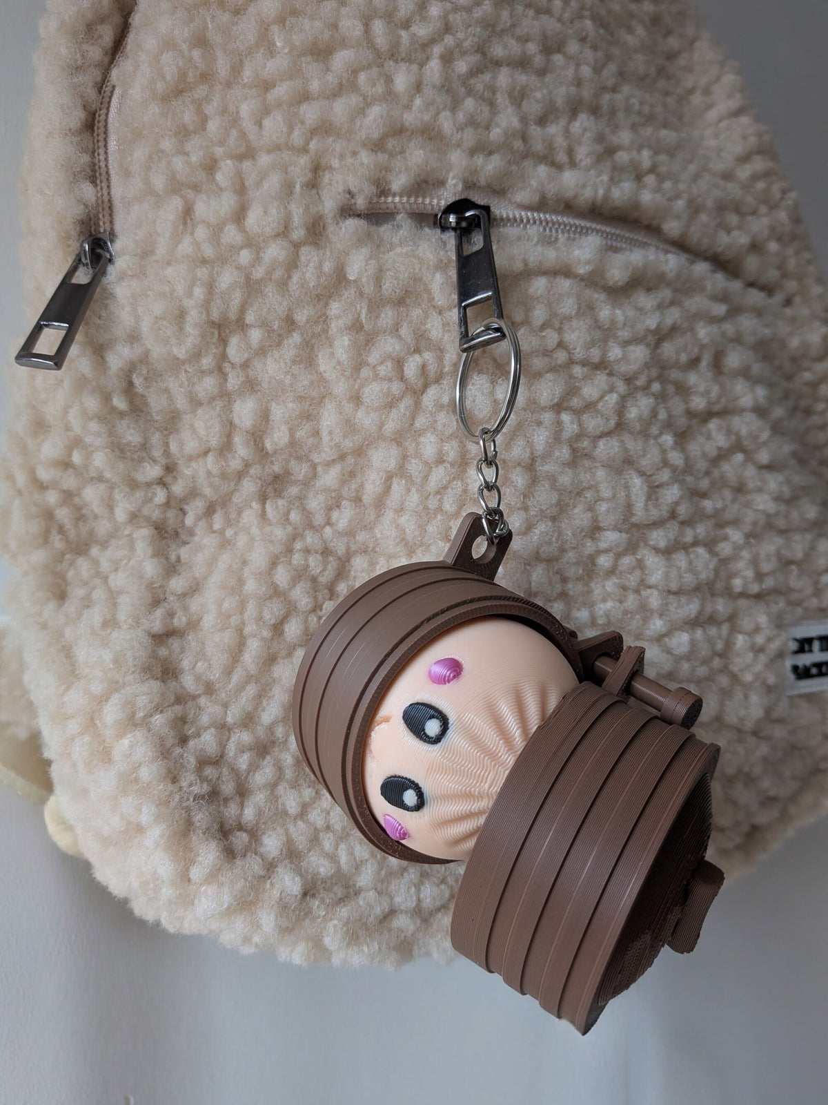Porte-clés anti-stress kawaii imprimé en 3D accroché à un sac