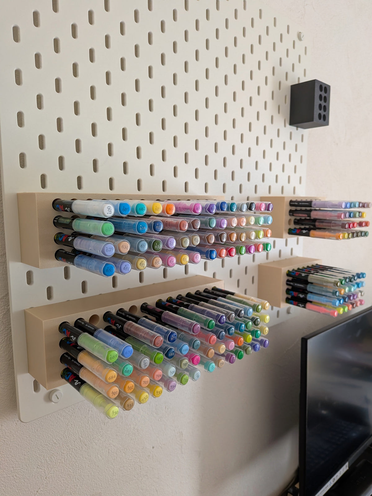 Rangement horizontal pour feutres de coloriage sur panneau SKÅDIS