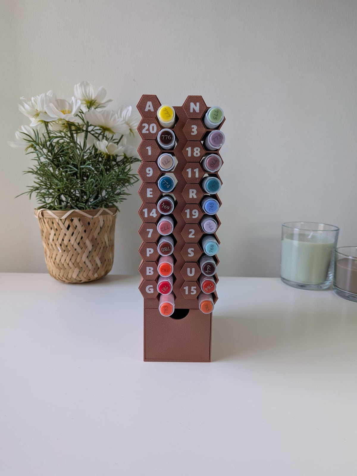 Vue de face du rangement Colo’Mystères avec feutres maintenus droits et repères de coloriage